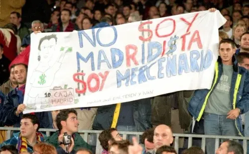 La gente en Camp Nou contra Figo