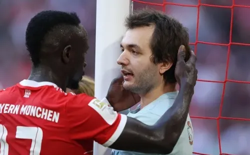 Sadio Mané evitando que se quedará más tiempo ahí. Getty.