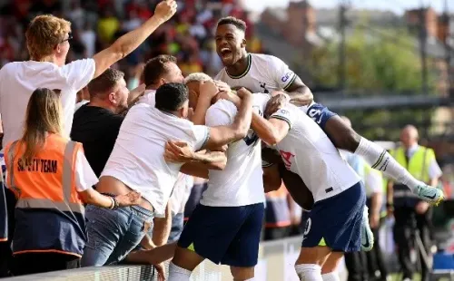 Tottenham celebra el golazo de Kane