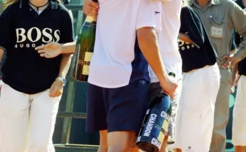 Lucas Arnold celebra con Gaudio en una serie de Copa Davis en 2002 (Getty).