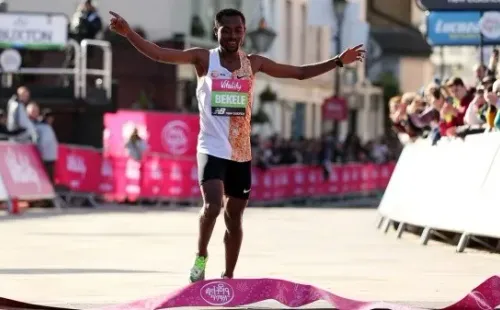 El etíope Kenenisa Bekele al cruzar la meta, espera poder cerrar su gran carrera en la edición de 2022 (Getty Images)