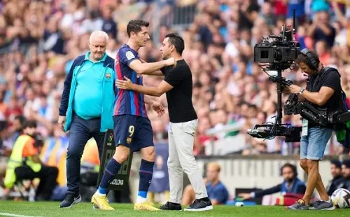 Xavi con Lewandowski en Barcelona. Getty.