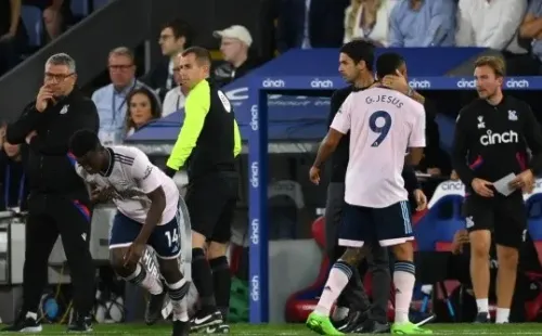 Arteta abraza a Gabriel Jesús tras un partido de Arsenal