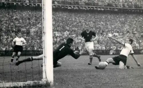 Gol de los alemanes que, de forma inesperada, superarían a la poderosa Hungría (Imago)