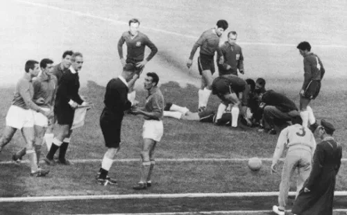 Faltas groseras, expulsados y vehemencia arbitral en el áspero Chile-Italia del Mundial 1962 (Getty Images)