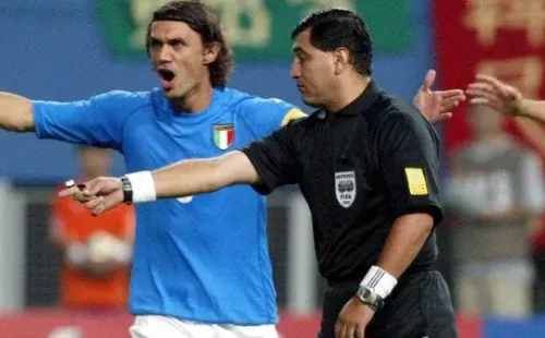 Paolo Maldini no puede creer el gol que le anularon a Italia sobre el final; eliminados en Octavos (Imago)