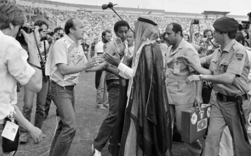 Insólito momento con el jeque de Kuwait en el campo de juego, intentando que anulen un gol rival (Mundo Deportivo)