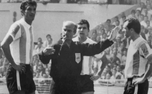 Discusión y demora entre Rattín y el árbitro en el Inglaterra-Argentina en 1966 (Getty Images)