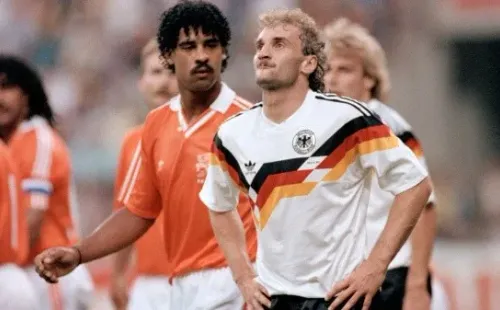 El desagradable momento, tras el enfrentamiento de Rijkaard y Völler en el Mundial de 1990 (Getty Images)