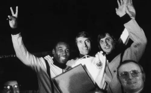 Junto a Pelé y Cruyff. (Getty)