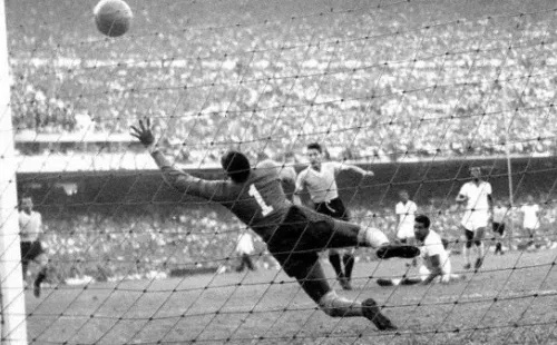 Momento del impacto del segundo gol uruguayo y el mito del Maracanazo que comenzaba a nacer (Marca)