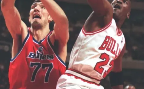 Gheorghe Muresan ante Michael Jordan (Getty)