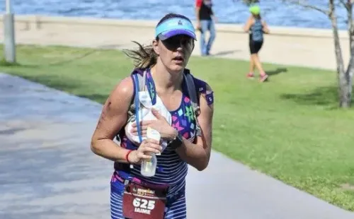 Jaime Sloan se sacó leche mientras hacía un Ironman.