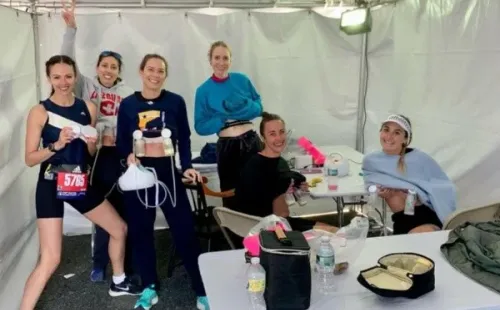 Mujeres que se extraen leche en la previa a Boston.