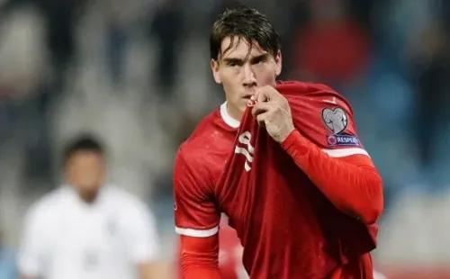 Vlahovic se besa el escudo de Serbia, con quien espera poder hacer una buena Copa del Mundo (ESPN)