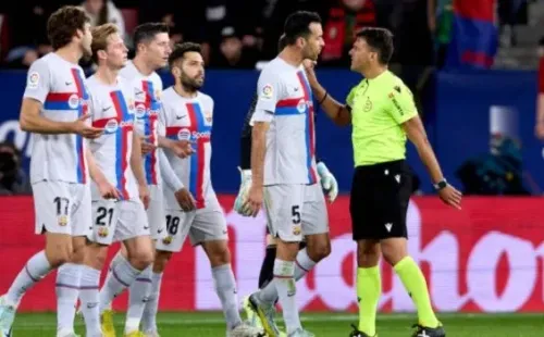 Jugadores de Barcelona y Gil Manzano: Getty