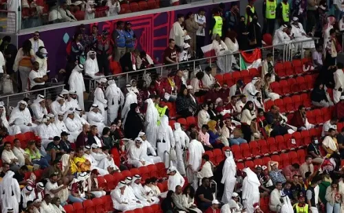 Hinchas de Qatar abandonando el estadio. Getty.