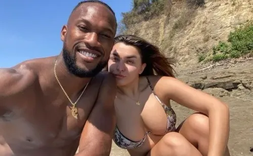 El gigante zaguero y la bella cantante forman una de las parejas más llamativas (Facebook Kendall Watson)