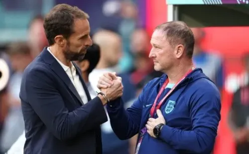 Southgate, con Steve Holland, parte del cuerpo técnico inglés