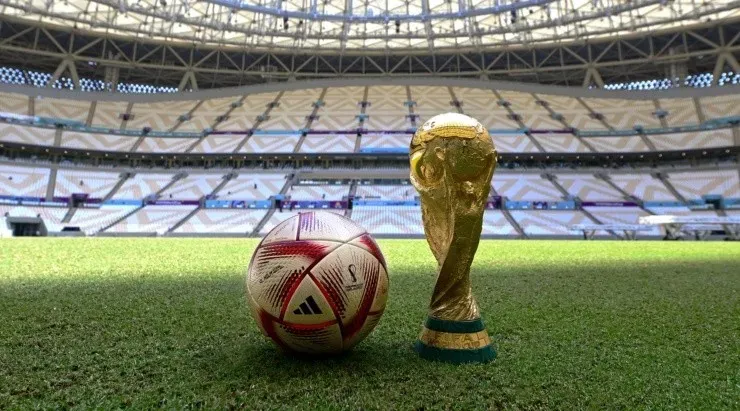 “Al Hilm”, junto al trofeo que recibirá el ganador de Qatar 2022 (Foto: Adidas).