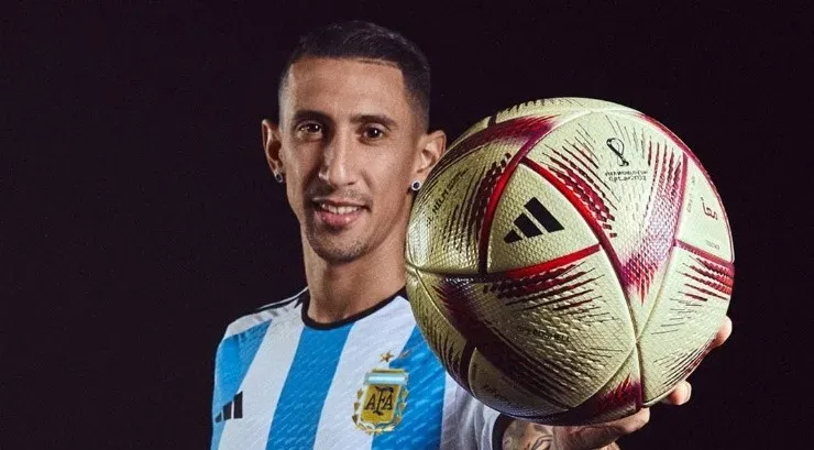 Ángel Di María, posando con la nueva pelota de Qatar 2022 (Foto: Adidas).