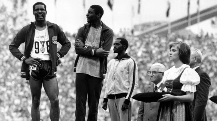 Matthews y Matthews, en el podio (Twitter)