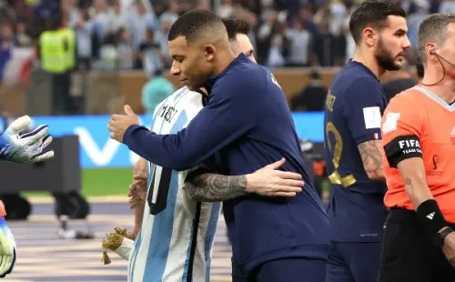 Kylian Mbappé en el saludo con Lionel Messi en la Final de la Copa del Mundo. El francés anotó tres goles en el partido y uno en la definición por penales.