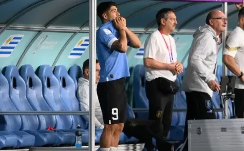 Lucho no lo puede creer entre los suplentes… Uruguay estaba a punto de quedar eliminado (Getty Images)