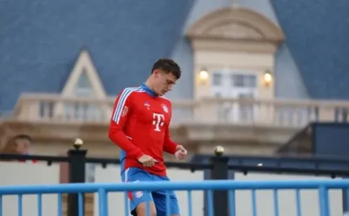 Pavard, entrenándose con Bayern Múnich en Doha, Qatar