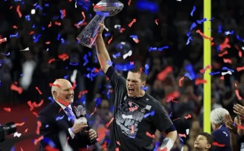 Brady levanta el trofeo para un equipo muy ganador como New England (Getty Images)
