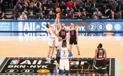 Dos españoles frente a frente, Marc y Pau Gasol, en el salto inicial del partido (NBA Latam)