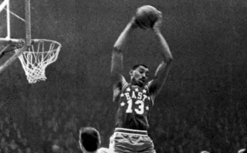 Wilt Chamberlain, en el aire, tomando uno de los tantos rebotes en el All Star Game (NBA History)
