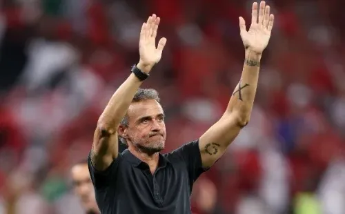 Luis Enrique saludando a la grada en donde se encontraba la afición española luego de la derrota sufrida a manos de Marruecos en los Octavos de Final de Qatar 2022.