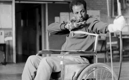 El mmagnífico Abebe Bikila, ganador de dos medallas de oro en Maratón en Roma 1960 y Tokio 1964. Tras un accidente, se convirtió en atleta paralímpico (Getty)
