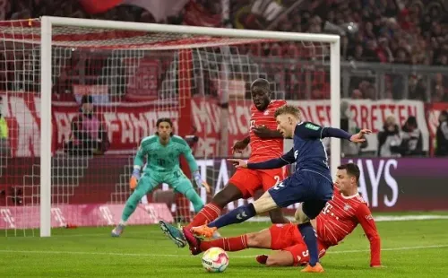 Upamecano en defensa de Bayern Múnich. Getty.