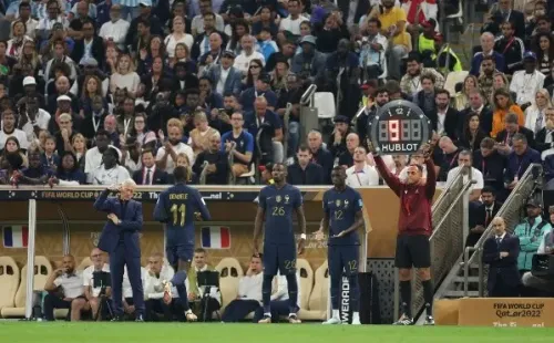 El momento en el que Randal Kolo Muani ingresó por Ousmane Dembélé a los 41 minutos de la primera etapa.