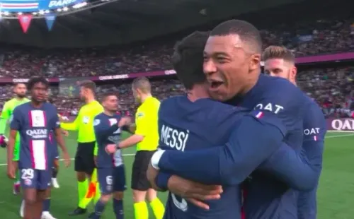 El abrazo de Kylian Mbappé y Lionel Messi en el PSG vs. LOSC.