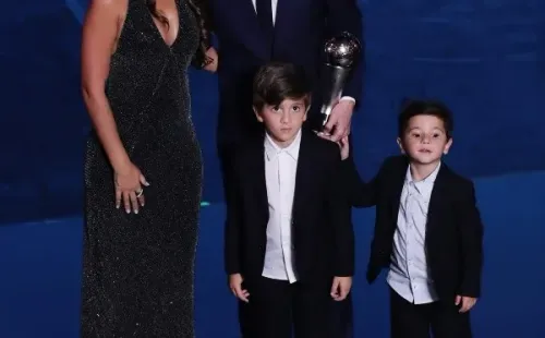Lionel Messi en la ceremonia de los premios The Best junto a su familia.