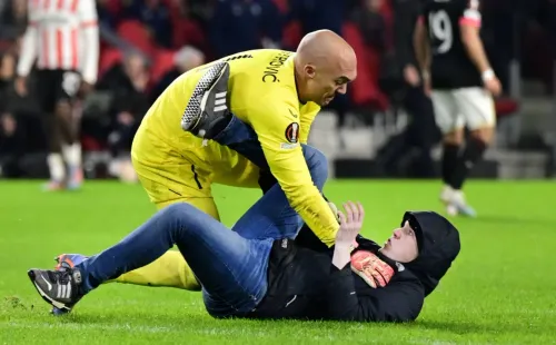 Dmitrovic y el aficionado que redujo en pleno partido