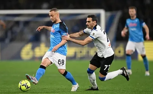 Acción de juego entre Napoli y Atalanta. Getty.