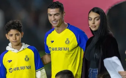 Cristiano Ronaldo junto a Georgina Rodríguez en su presentación en el Al Nassr.