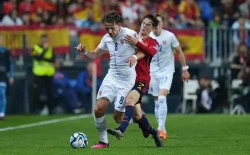 Acción de juego entre Noruega y España. Getty.
