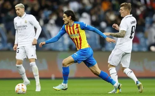 Cavani en acción con Valencia. Getty.