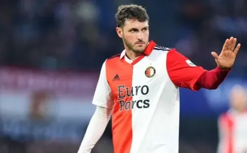Feyenoord sueña por los goles de Santi Giménez