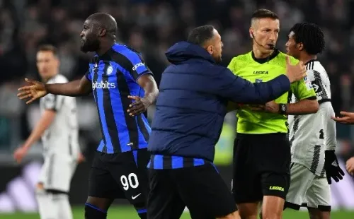 Romelu Lukaku en el momento que fue expulsado por Davide Massa.