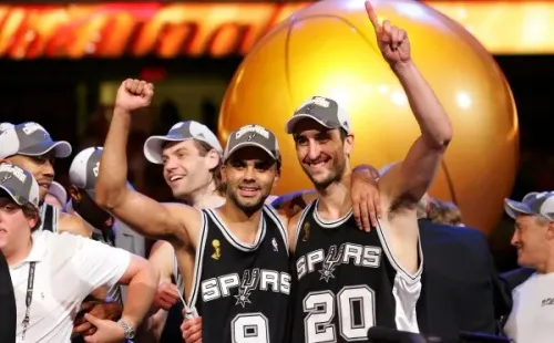 Manu Ginóbili con Tony Parker celebrando uno de los títulos con los Spurs (Getty)