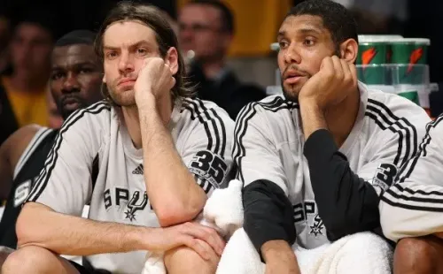 Fabricio Oberto junto con Tim Duncan (Getty)