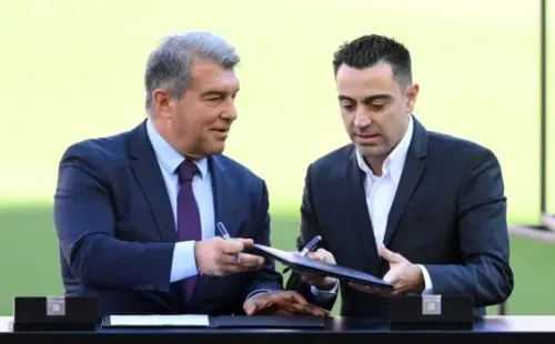 Xavi Hernández y Joan Laporta: Getty