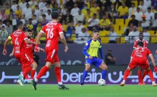 Cristiano Ronaldo, rodeado de rivales en el partido ante Al Wehda