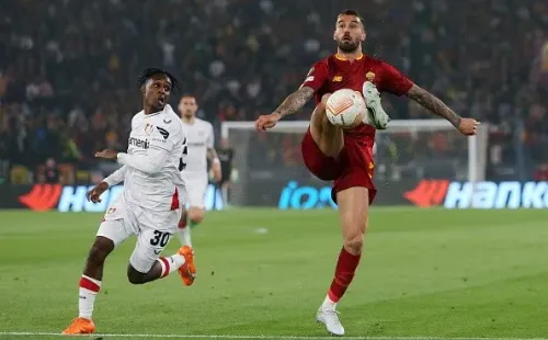 Acción de juego entre Leverkusen y Roma. Getty.